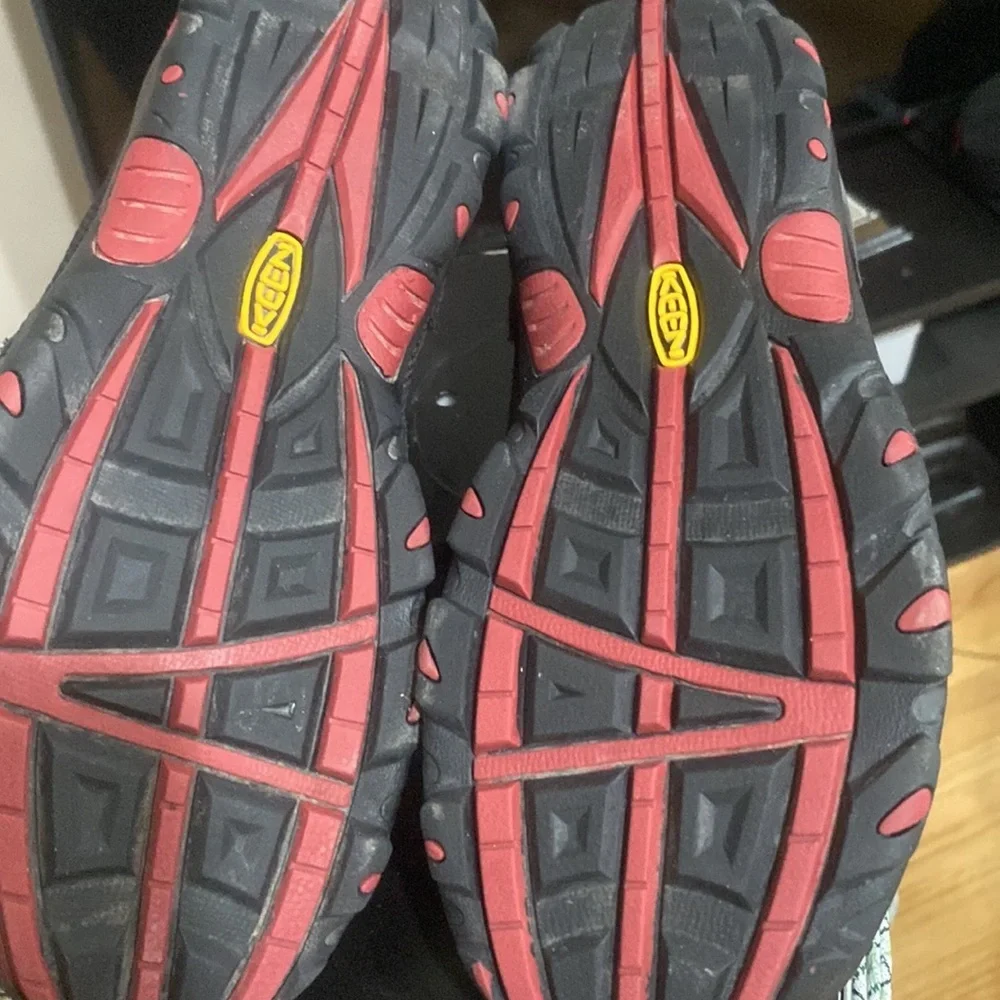 Used keen boots